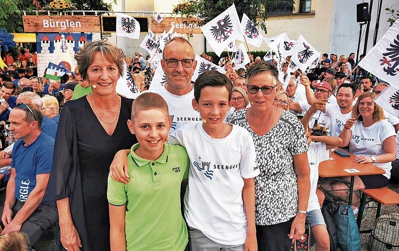 Holte in Gossau den ersten «Donnschtig-Jass» 2024 nach Seengen: Das Jassquintett mit Heidi Amport, Tobias Rohrer, Daniel Holliger, Nico Lindenmann und Marianne Rölli. Foto: Fritz Thut