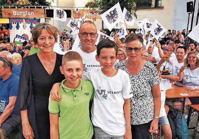 Holte in Gossau den ersten «Donnschtig-Jass» 2024 nach Seengen: Das Jassquintett mit Heidi Amport, Tobias Rohrer, Daniel Holliger, Nico Lindenmann und Marianne Rölli. Foto: Fritz Thut