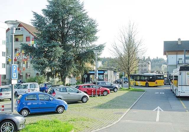 Neugestaltung Bahnhofplatz: Wo heute Autos parkieren, soll bis ins Jahr 2023 der Bushof entstehen. Die Park+Ride-Anlage wird hinter das Bahnhofgebäude verschoben. Foto: Peter Winkelmann