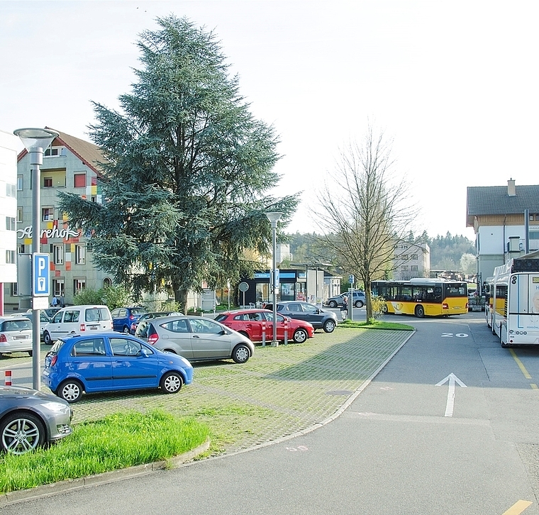 Neugestaltung Bahnhofplatz: Wo heute Autos parkieren, soll bis ins Jahr 2023 der Bushof entstehen. Die Park+Ride-Anlage wird hinter das Bahnhofgebäude verschoben. Foto: Peter Winkelmann