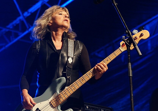 <em>69 Jahre und kein bisschen leise:</em> Rockröhre Suzi Quatro begeisterte in schwarzem Lederoutfit und mit ihren grössten Hits.