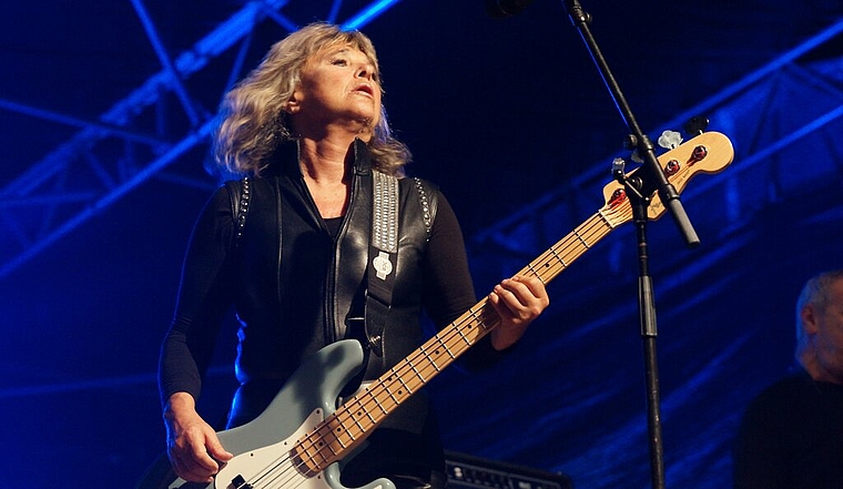 <em>69 Jahre und kein bisschen leise:</em> Rockröhre Suzi Quatro begeisterte in schwarzem Lederoutfit und mit ihren grössten Hits.