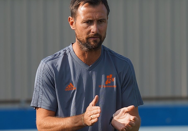 <em>Der Neue an der Sarmenstorfer Seitenlinie:</em> Trainer Michael Winsauer spielte jahrelang als Profi und bringt viel Erfahrung mit auf das Bühlmoos. Foto: Ruedi Burkart
