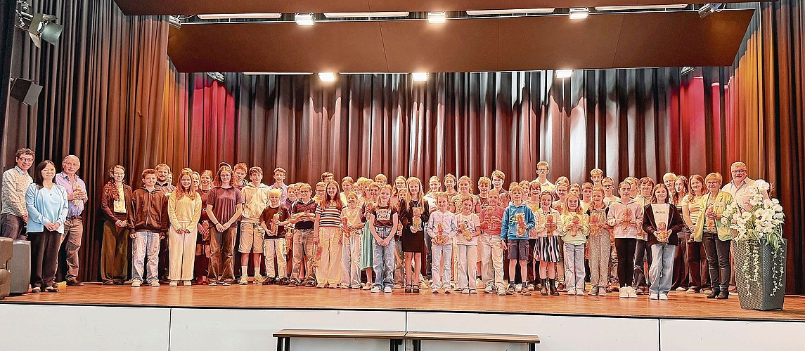 Lehrpersonen, Schülerinnen und Schüler  sowie Gemeinderat Hannes Bopp.Foto: Verena Schmidtke