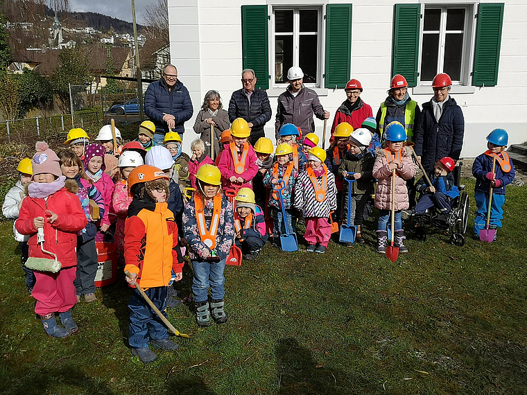 Startschuss zum neuen Doppelkindergarten in Beinwil am See: Kindergartenkinder, Gemeinde-, Schul- und Bauvertreter am Spatenstich bei der Musikvilla. Foto: Fritz Thut