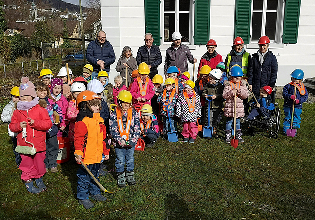 Startschuss zum neuen Doppelkindergarten in Beinwil am See: Kindergartenkinder, Gemeinde-, Schul- und Bauvertreter am Spatenstich bei der Musikvilla. Foto: Fritz Thut
