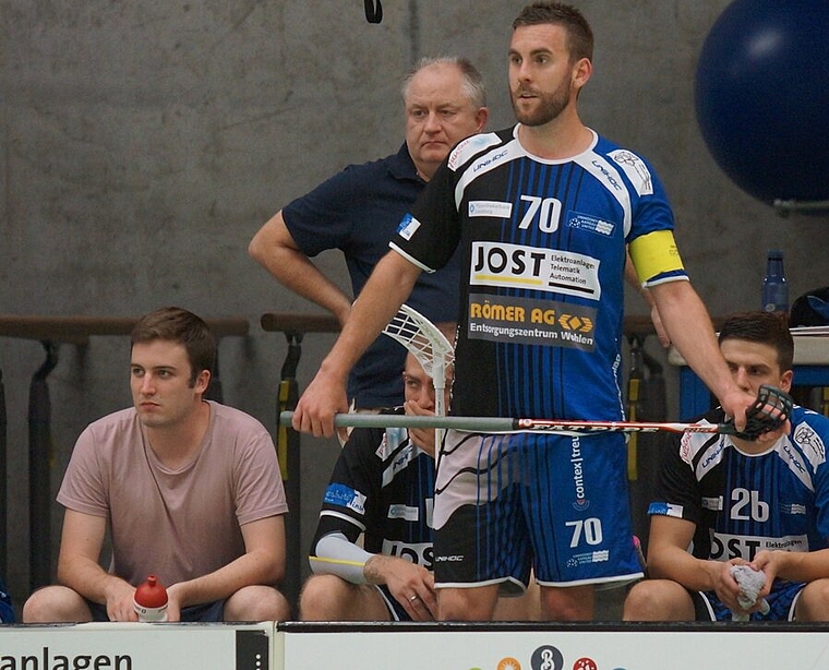 Gespannte Blicke: Coach Renato Wyss (hinten) und Captain Björn Strebel vor der neuen Saison von Unihockey Aargau United. Foto: Ruedi Burkart