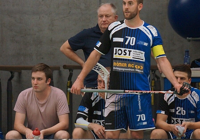 Gespannte Blicke: Coach Renato Wyss (hinten) und Captain Björn Strebel vor der neuen Saison von Unihockey Aargau United. Foto: Ruedi Burkart