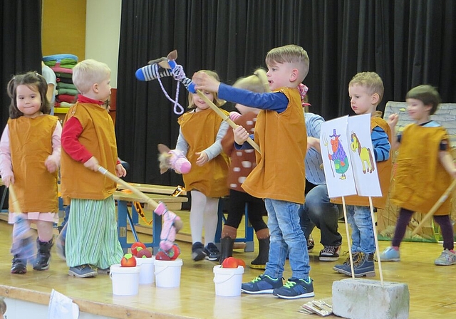 Fleissig: Die Kinder zeigen, wie «uf em Puurehof» gearbeitet wird. Foto: zvg