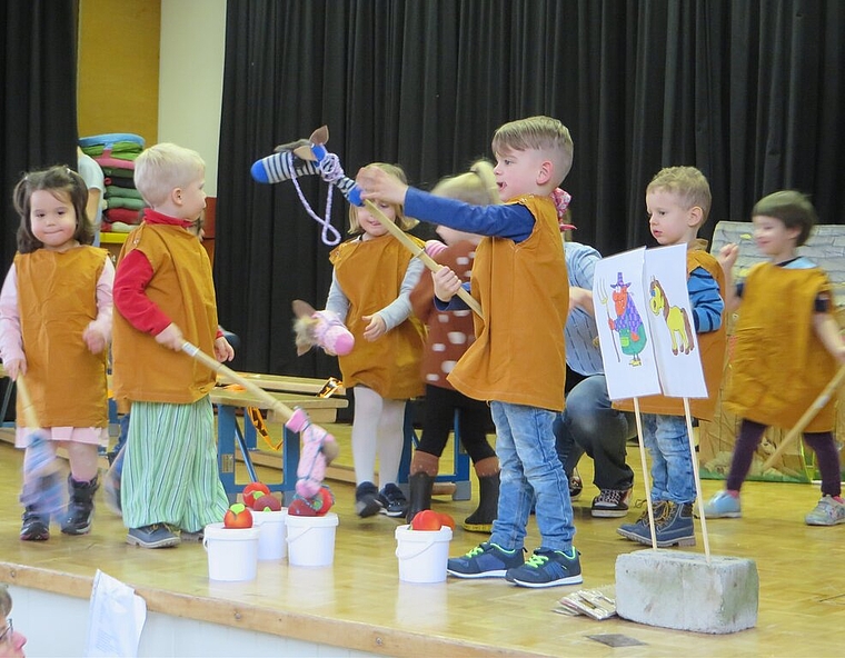 Fleissig: Die Kinder zeigen, wie «uf em Puurehof» gearbeitet wird. Foto: zvg