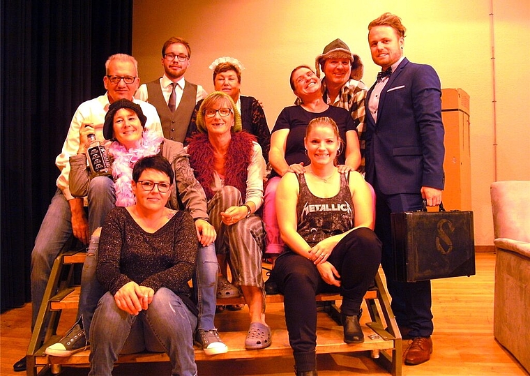 <em>Unterhaltung mit Tiefgang:</em> Das Ensemble der Theatergruppe Seon. Foto: Stefanie Osswald