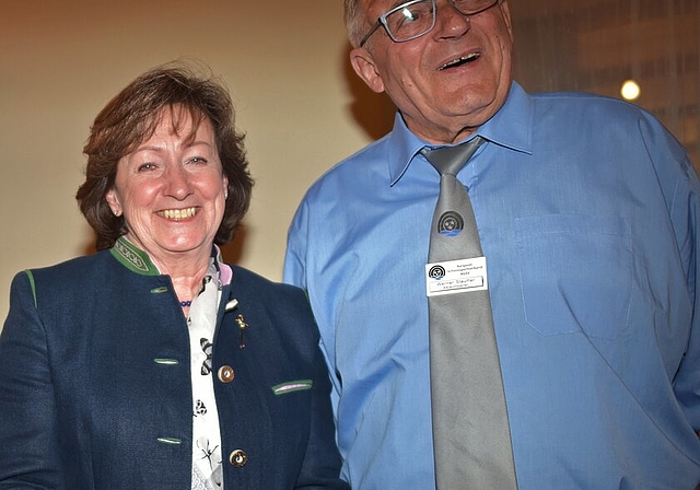 <em>Gemeinsame Freude über klare Worte:</em> Nationalrätin Sylvia Flückiger und Feldchef Werner Stauffer. Foto: Wolfgang Rytz