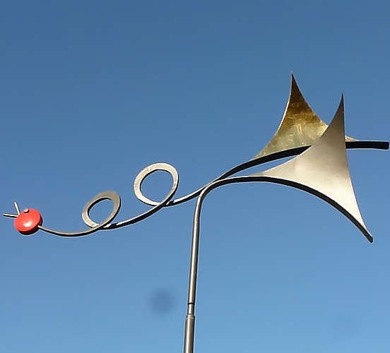 <em>Einfallsreich, lustig und funktionstüchtig:</em> Windspiel von Ueli Schneider. Foto: zvg
