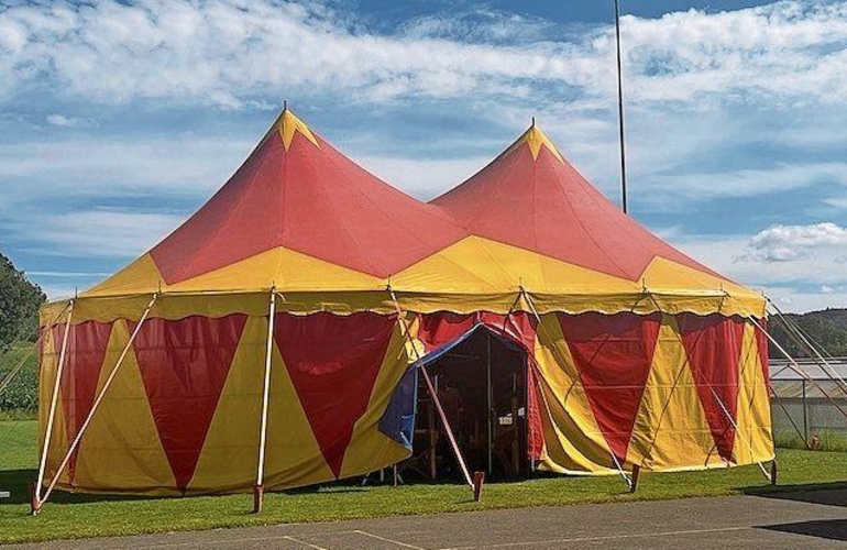 «Manege frei»: Mitten auf dem Schulhausplatz wurde ein riesiges Zirkuszelt aufgeschlagen.Foto: zvg