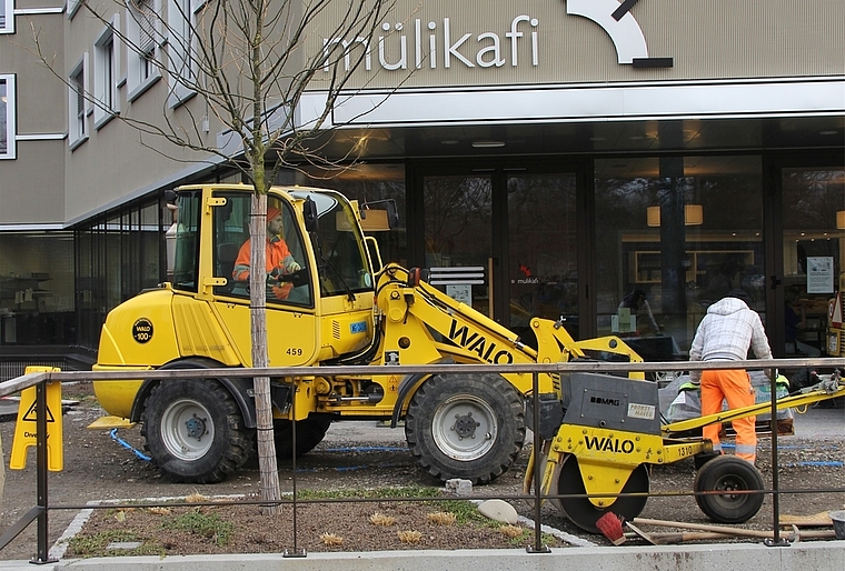 Asphalt muss weg: Die Strassenarbeiter verlegen nun die neuen Platten. Foto: AG