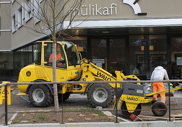 Asphalt muss weg: Die Strassenarbeiter verlegen nun die neuen Platten. Foto: AG