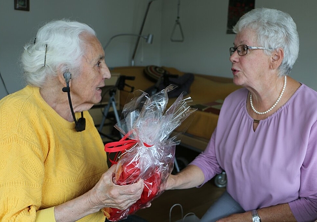 <em>Geschätzter Besuch:</em> Margrit Müller von der Städtischen Hilfsgesellschaft (r.) besucht Helen Gallner schon seit sieben Jahren während der Vorweihnachtszeit. Foto: zvg
