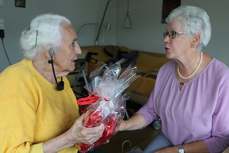 <em>Geschätzter Besuch:</em> Margrit Müller von der Städtischen Hilfsgesellschaft (r.) besucht Helen Gallner schon seit sieben Jahren während der Vorweihnachtszeit. Foto: zvg
