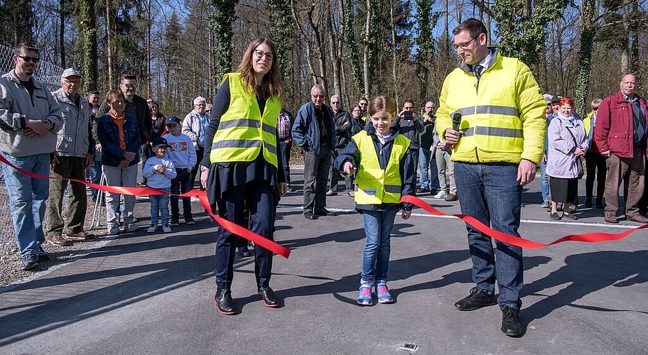 <em>Tochter Serafina wurde die Ehre zuteil:</em> Sie durfte, umrahmt von ihren Eltern Ursula und Marcel Amsler, das Band zur Eröffnung durchtrennen. Fotos: Beni Basler
