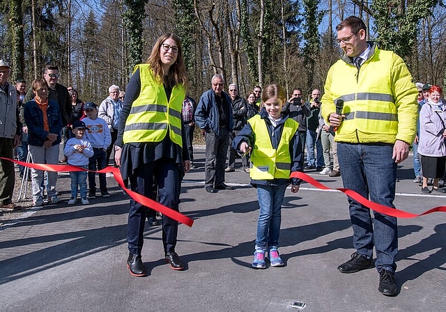 <em>Tochter Serafina wurde die Ehre zuteil:</em> Sie durfte, umrahmt von ihren Eltern Ursula und Marcel Amsler, das Band zur Eröffnung durchtrennen. Fotos: Beni Basler
