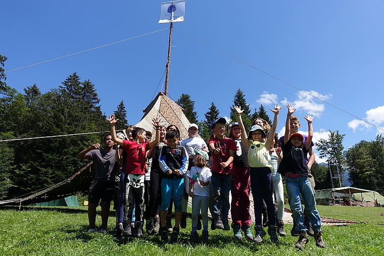 Heben ab: Die Mädchen und Buben von Blauring und Jungwacht Lenzburg. Foto: AG