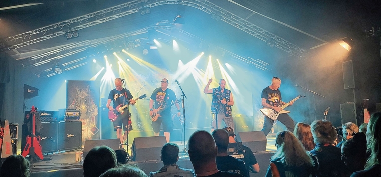 Bloody Horseface spielten als letzte Band und holten noch alles aus dem Publikum heraus.Foto: Debora Hugentobler