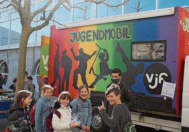 Grosses Interesse der Schülerschaft: Das Jugendmobil auf dem Platz vor der Schule Meisterschwanden. Foto: Alexander Studer