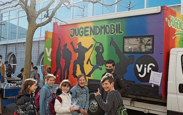 Grosses Interesse der Schülerschaft: Das Jugendmobil auf dem Platz vor der Schule Meisterschwanden. Foto: Alexander Studer