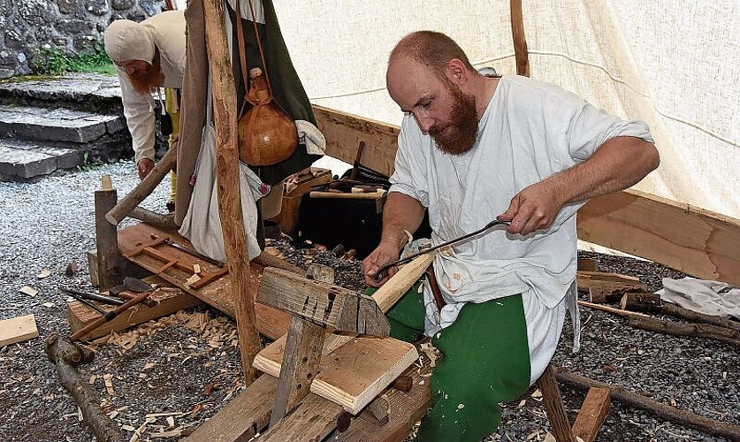 Demonstration von altem Handwerk: Damian Jungo  schnitzt einen Holzstiel für ein Werkzeug. Foto: Andreas Walker
