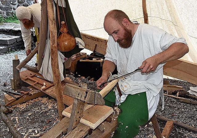 Demonstration von altem Handwerk: Damian Jungo  schnitzt einen Holzstiel für ein Werkzeug. Foto: Andreas Walker
