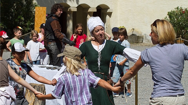 Tanz wie anno dazumal: Auf Schloss Lenzburg darf das Publikum mittanzen. Foto: zvg
