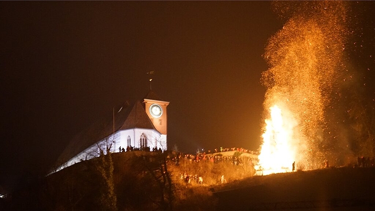 Ein Feuer zu Neujahr: An Silvester brennt bei der Staufner Kirche ein Silvesterfeuer. Foto: zvg