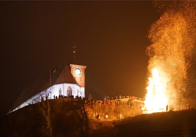 Ein Feuer zu Neujahr: An Silvester brennt bei der Staufner Kirche ein Silvesterfeuer. Foto: zvg