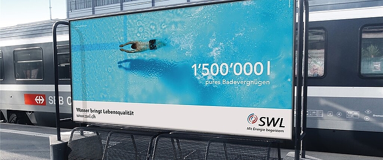 <em>Moderne Bildsprache:</em> Bei der neuen Imagekampagne setzt die SWL Energie AG auf Luftaufnahmen regionaler Orte; hier das Motiv Schwimmbad Walkematt in Lenzburg. Foto: swl/renzen