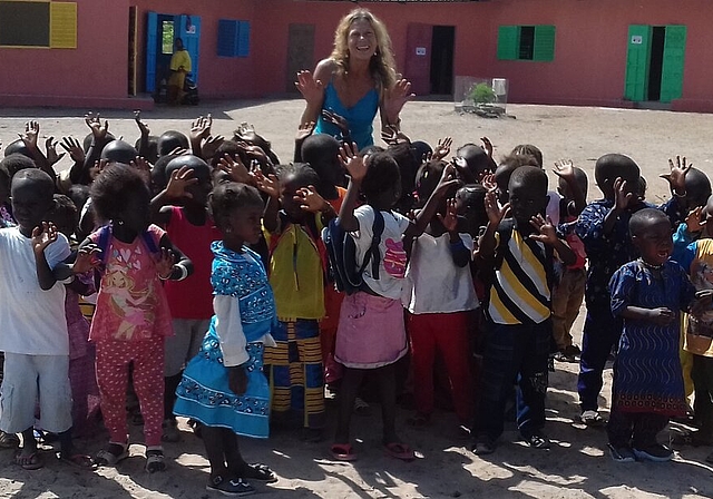 <em>Vermittelt Hilfe zur Selbsthilfe:</em> Die ehemalige Meisterschwanderin Marielle Furter in einem Kindergarten in Senegal. Foto: zvg