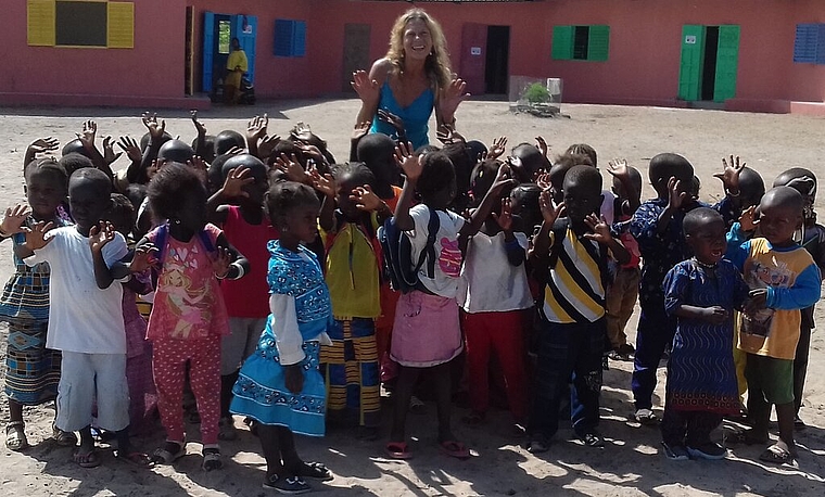 <em>Vermittelt Hilfe zur Selbsthilfe:</em> Die ehemalige Meisterschwanderin Marielle Furter in einem Kindergarten in Senegal. Foto: zvg