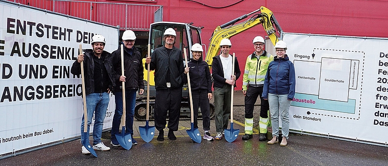 Geben Vollgas: Joel Silva und Josef Sager von der Schaeferholzbau AG, Architekt Philipp Schenker von GLS Architekten AG, Franziska und Marco Toretti von der Kraftreaktor AG, Timo Gisi von der Karl Gisi AG und Heike Fischer von GLS Architekten AG.Foto