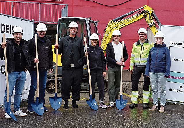 Geben Vollgas: Joel Silva und Josef Sager von der Schaeferholzbau AG, Architekt Philipp Schenker von GLS Architekten AG, Franziska und Marco Toretti von der Kraftreaktor AG, Timo Gisi von der Karl Gisi AG und Heike Fischer von GLS Architekten AG.Foto