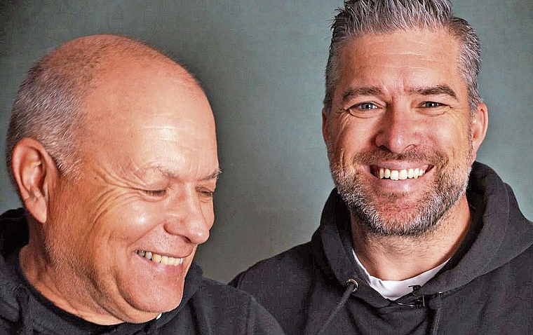 Markus Keusch und sein Sohn Markus bringen Karaoke nach Sarmi.Foto: zvg