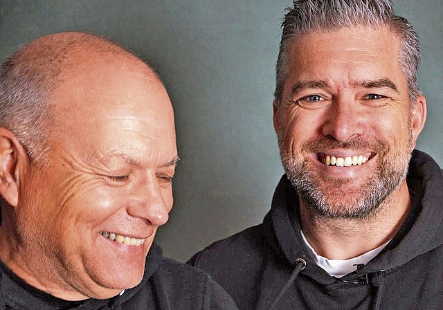 Markus Keusch und sein Sohn Markus bringen Karaoke nach Sarmi.Foto: zvg