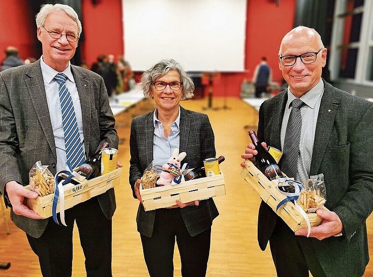 Wurden im Einwohnerrat mit lobenden Worten und einem Geschenk verabschiedet: Stadtrat Martin Steinmann, Vizeammann Franziska Möhl und Stadtrat Martin Stücheli. Foto: Fritz Thut