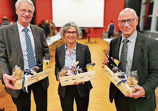 Wurden im Einwohnerrat mit lobenden Worten und einem Geschenk verabschiedet: Stadtrat Martin Steinmann, Vizeammann Franziska Möhl und Stadtrat Martin Stücheli. Foto: Fritz Thut