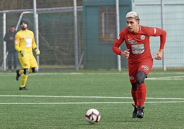 Einer der neuen Spieler beim FC Lenzburg: Innenverteidiger Anis Ramcilovic, hier noch im roten Dress des FC Dietikon. Foto: Ruedi Burkart