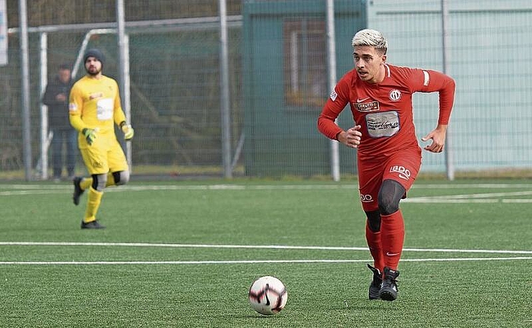 Einer der neuen Spieler beim FC Lenzburg: Innenverteidiger Anis Ramcilovic, hier noch im roten Dress des FC Dietikon. Foto: Ruedi Burkart