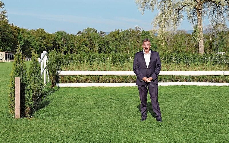 Der Präsident des Aargauischen Rennvereins: Pascal Steudler vor dem neu errichteten Tribünensprung auf der Rennbahn. Foto: Deborah Bläuer