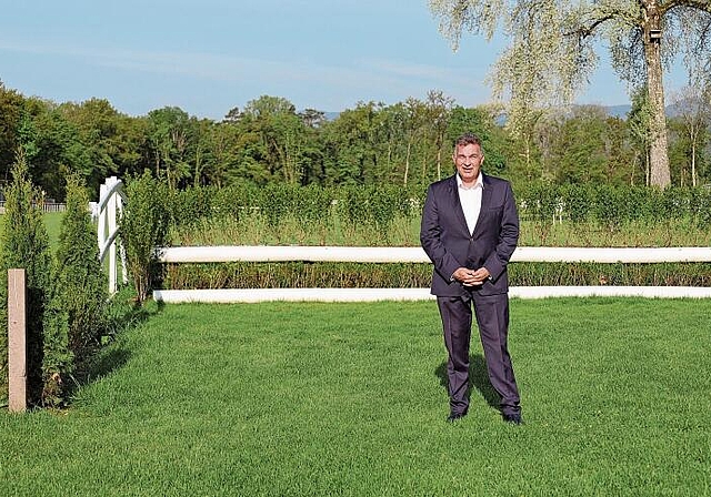 Der Präsident des Aargauischen Rennvereins: Pascal Steudler vor dem neu errichteten Tribünensprung auf der Rennbahn. Foto: Deborah Bläuer