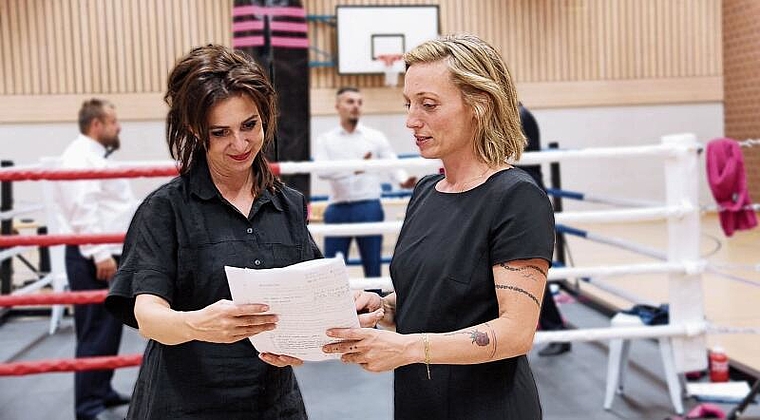 Halten die Fäden in der Hand: Regisseurinnen Annina Sonnenwald und Simona Hofmann. Foto: Romi Schmid