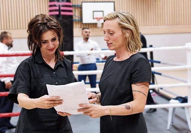 Halten die Fäden in der Hand: Regisseurinnen Annina Sonnenwald und Simona Hofmann. Foto: Romi Schmid