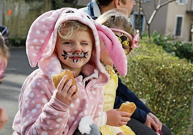 Süsses Zvieri: Nach dem Umzug gab es für alle Kinder eine kleine Stärkung. Foto: Romi Schmid
