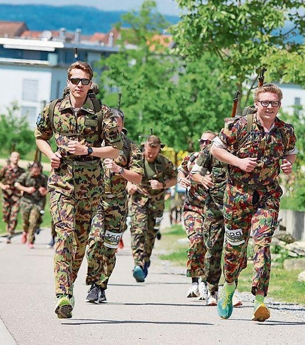 Die Läufer geben beim Aufstieg alles. Schweiss, Disziplin und Kameradschaft inklusive.Foto: rsc
